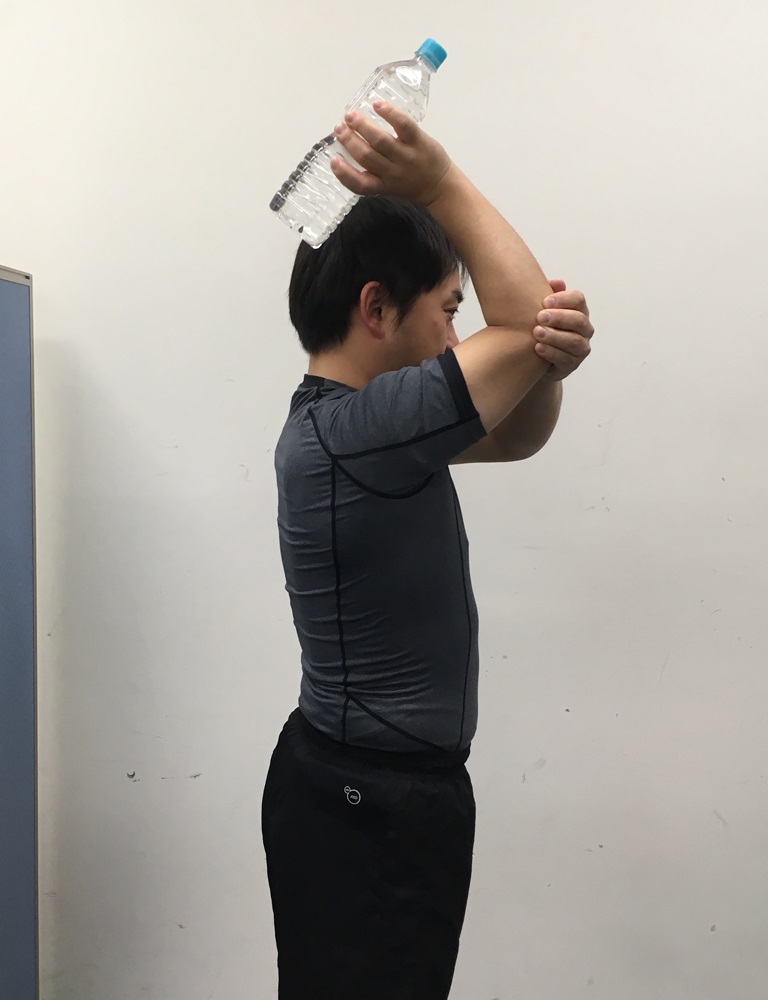 軽めの負荷による肩の筋力トレーニング